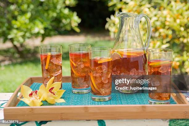 pitcher and glasses of fruit iced tea - ice tea stockfoto's en -beelden