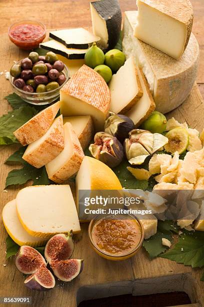 assorted italian cheese with figs and olives - hartkäse stock-fotos und bilder