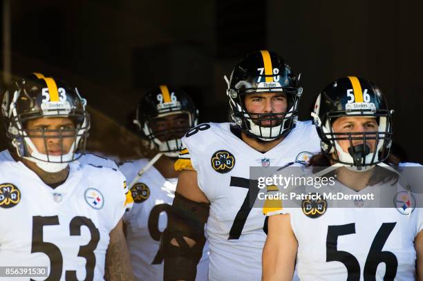 Offensive tackle Alejandro Villanueva, center Maurkice Pouncey and outside linebacker Anthony Chickillo of the Pittsburgh Steelers wait to be...