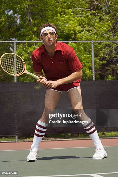 beginner tennis player on tennis court - amateur tennis man stock pictures, royalty-free photos & images