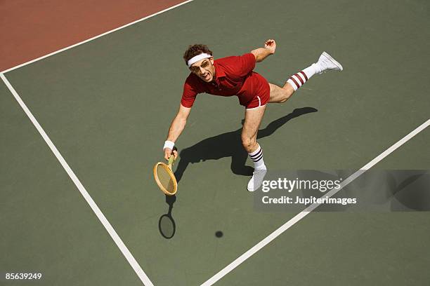 man playing tennis - cinta deportiva del pelo fotografías e imágenes de stock