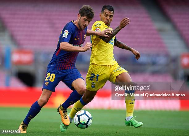 Sergi Roberto of Barcelona competes for the ball with Jonathan Viera of Las Palmas during the La Liga match between Barcelona and Las Palmas at Camp...
