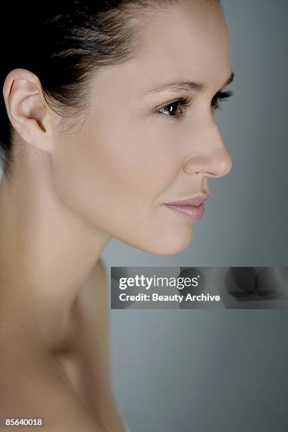 woman looking away - yeux bruns photos et images de collection