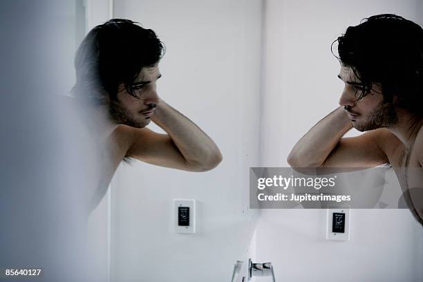 man gazing in bathroom mirror - side view mirror stockfoto's en -beelden