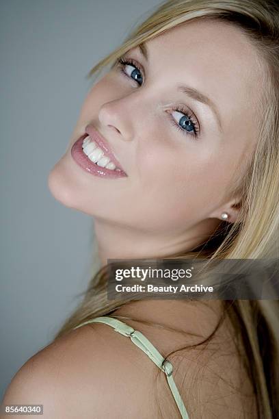 smiling woman - female 18 21 blonde blue eyes stock-fotos und bilder