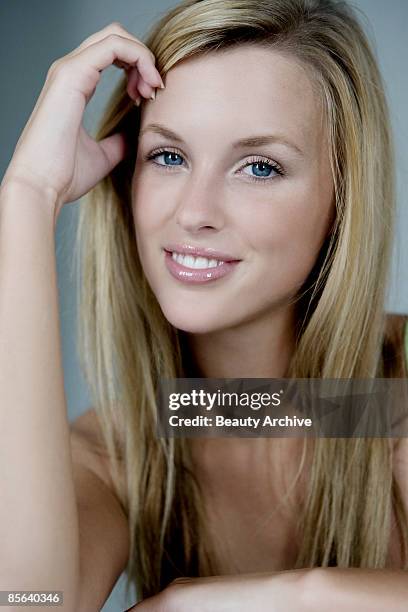 smiling woman - female 18 21 blonde blue eyes stock-fotos und bilder