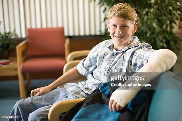 boy with broken arm - boy broken arm stock pictures, royalty-free photos & images