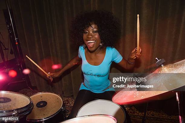 woman playing drums - instrumentos de percusión fotografías e imágenes de stock