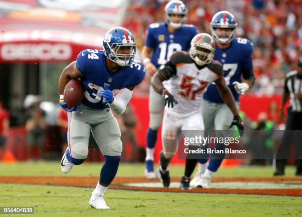 Running back Shane Vereen of the New York Giants runs for a gain of 11 yards during the second quarter of an NFL football game against the Tampa Bay...