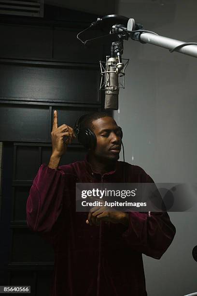 singer in recording studio - mike glad stockfoto's en -beelden