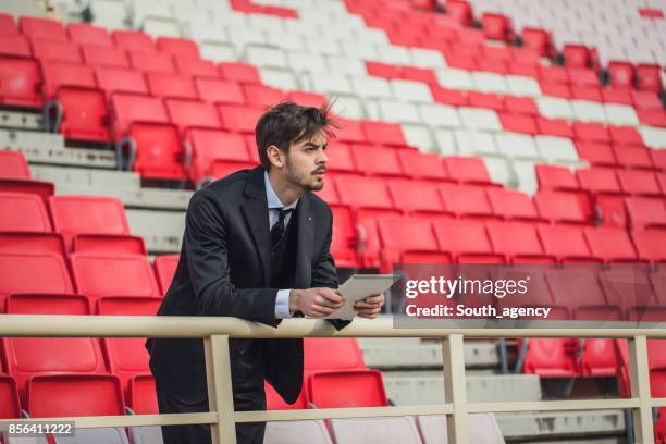 trainer mit tablet - stadion sitze stock-fotos und bilder