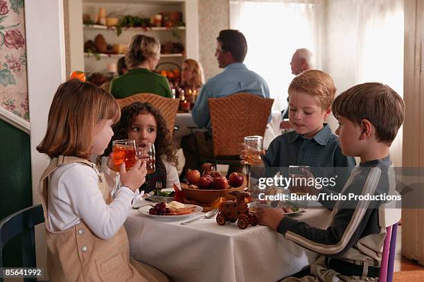 children toasting with juice - table dressée photos et images de collection