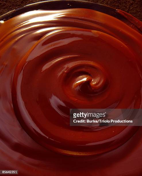 swirling chocolate - filet de caramel photos et images de collection