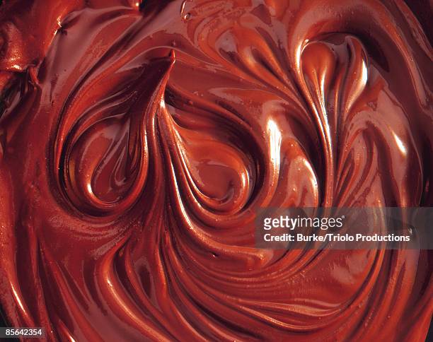 swirling chocolate sauce - calda de caramelo - fotografias e filmes do acervo