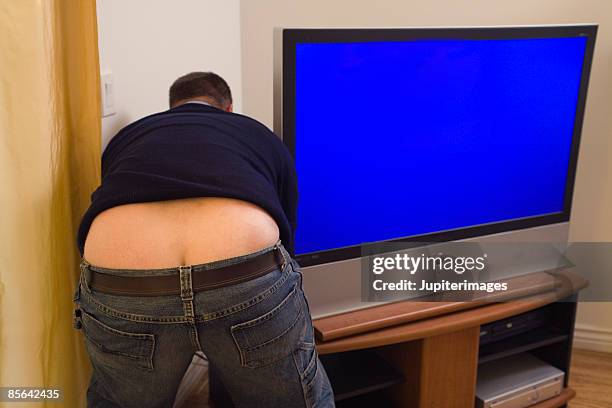 man repairing television - bog stock-fotos und bilder