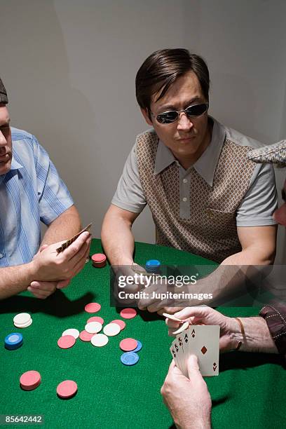 men playing poker together - volles haus stock-fotos und bilder