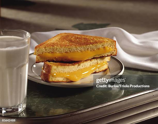 grilled cheese sandwich and glass of milk - boterham met kaas stockfoto's en -beelden