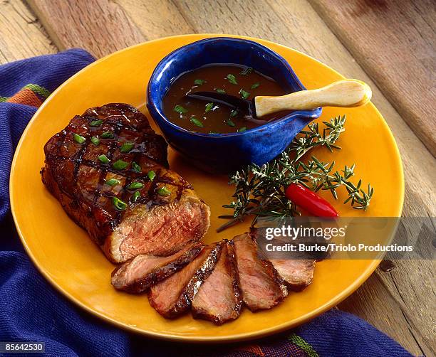 sliced flank steak with marinade - bañar en su jugo durante la cocción fotografías e imágenes de stock