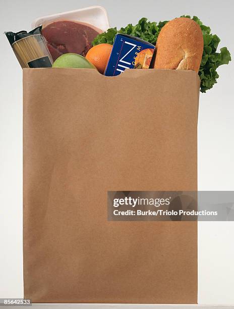 paper bag filled with groceries - sachet en papier photos et images de collection