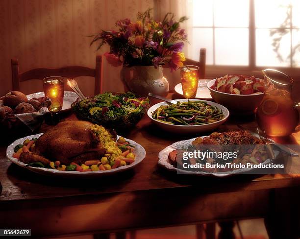 thanksgiving feast - thanksgiving table stockfoto's en -beelden