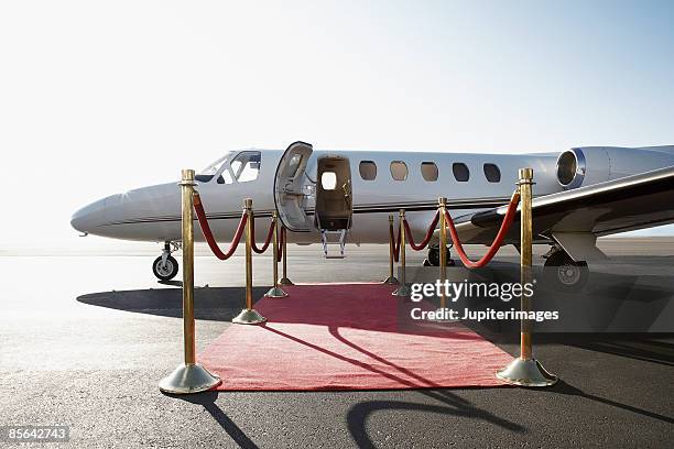 private airplane with red carpet - aereo aziendale foto e immagini stock