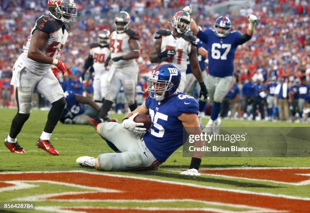 Tight end Rhett Ellison of the New York Giants hauls in a 2-yard touchdown pass from quarterback Eli Manning during the fourth quarter of an NFL...