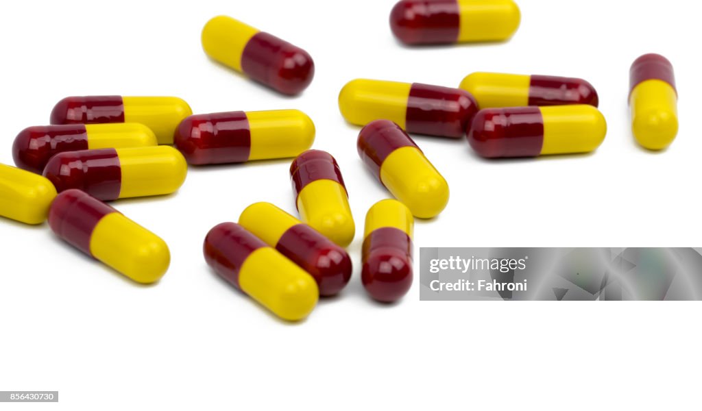 Bunte antibiotische Kapseln Pillen isoliert auf weißem Hintergrund mit Beschneidungspfad, Droge-Widerstand-Konzept