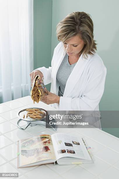 woman weighing pasta - pasta integrale foto e immagini stock