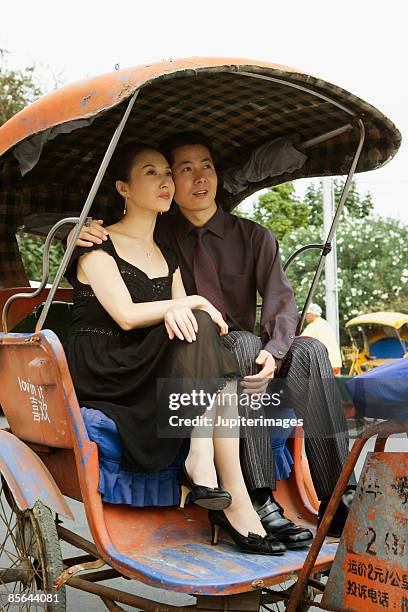 couple in rickshaw - mid adult couple stockfoto's en -beelden