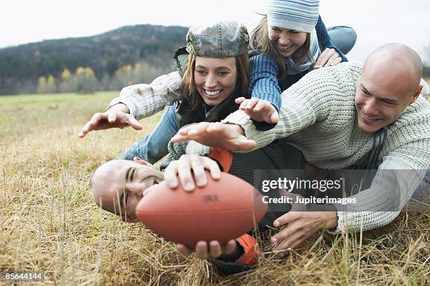 people playing football - first down american football stockfoto's en -beelden