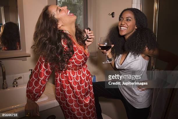 friends laughing in bathroom - drunk woman 個照片及圖片檔