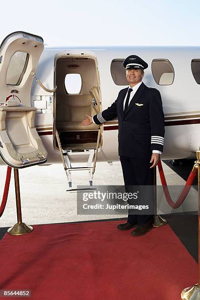 pilot with airplane and red carpet - red carpet hospitality gala stock-fotos und bilder