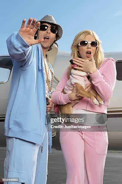 shocked celebrity couple with airplane - vip fotografías e imágenes de stock