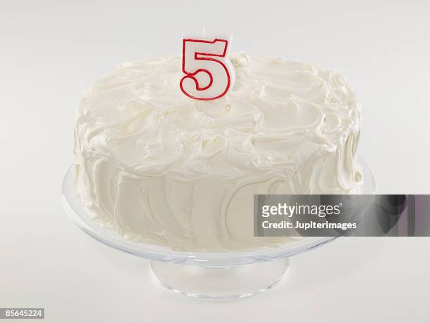 fifth birthday cake - gateau anniversaire fond blanc photos et images de collection