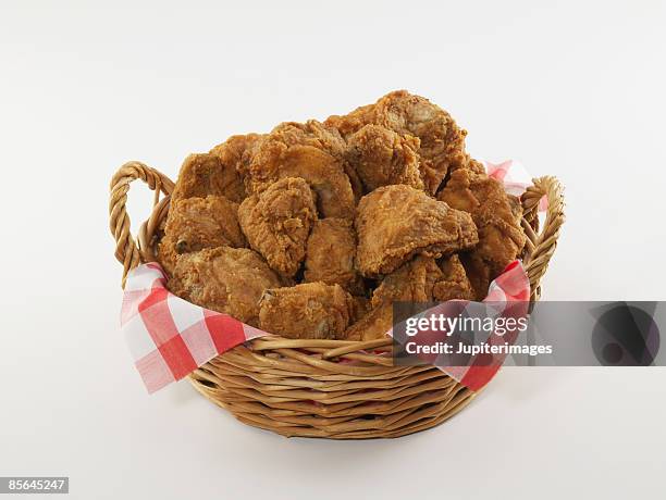 basket of fried chicken - fried chicken stockfoto's en -beelden