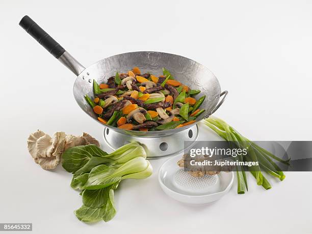 beef stir fry - wok stockfoto's en -beelden