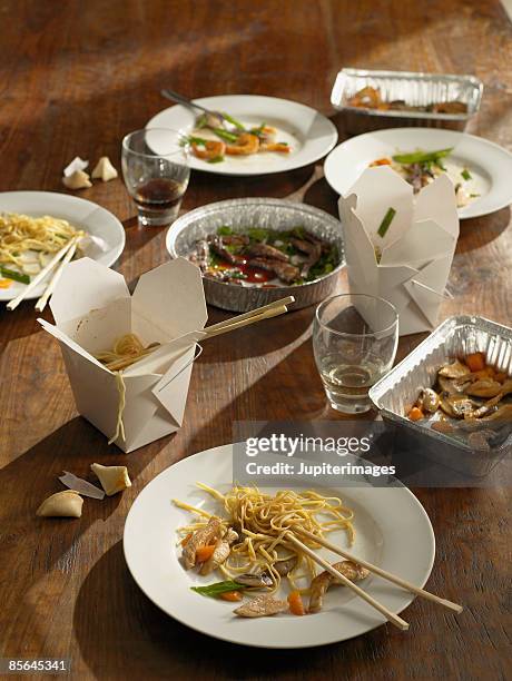 half-eaten chinese takeout dinner - chinees eten stockfoto's en -beelden