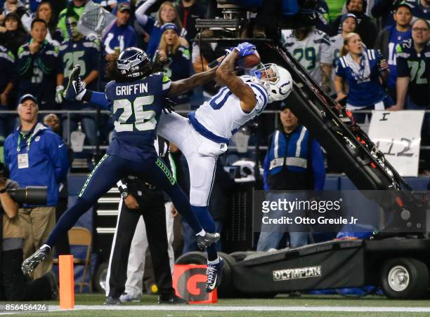 Wide receiver Donte Moncrief of the Indianapolis Colts pulls in an 18 yard touchdown against cornerback Shaquill Griffin of the Seattle Seahawks in...