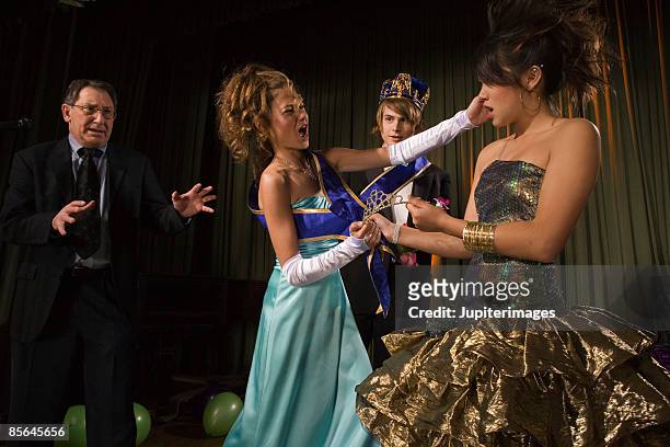 teenage girls fighting at prom - girl fight - fotografias e filmes do acervo