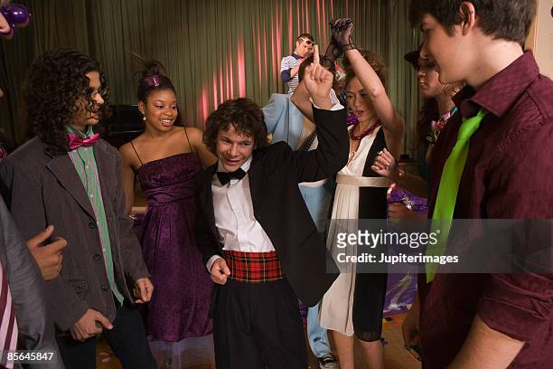 teenagers dancing together at prom - boy wearing dress foto e immagini stock