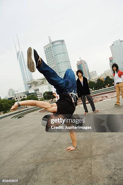 breakdancer - chinese teenage boy stock-fotos und bilder