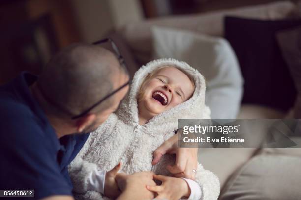 laughter and affection between father and child - differential focus fotografías e imágenes de stock