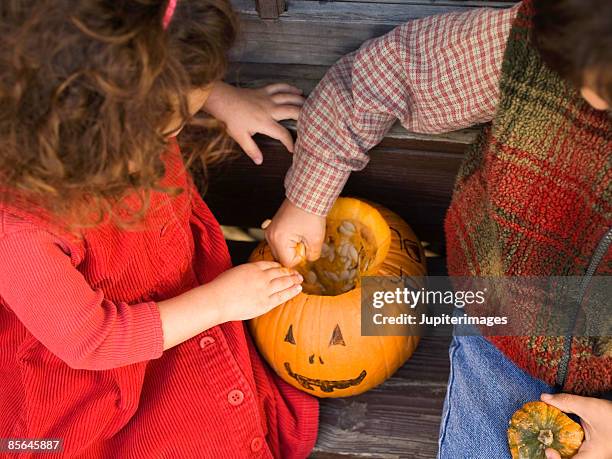 girl and boy with jack-o'-lantern - jack o' lantern 個照片及圖片檔