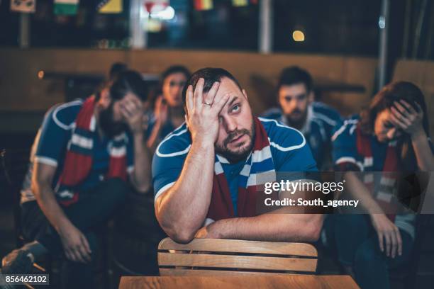 groupe déçu des fans de sport - écharpe supporter photos et images de collection
