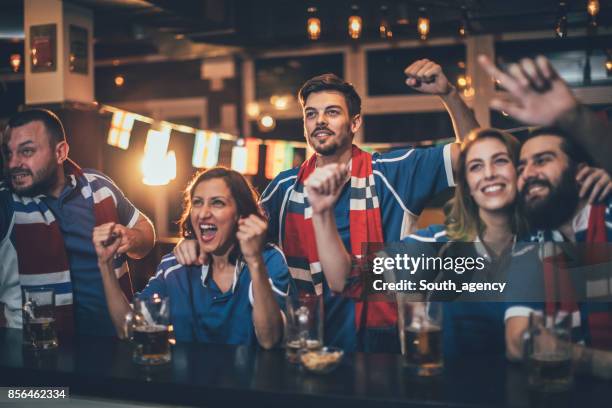 heureux les fans - écharpe supporter photos et images de collection