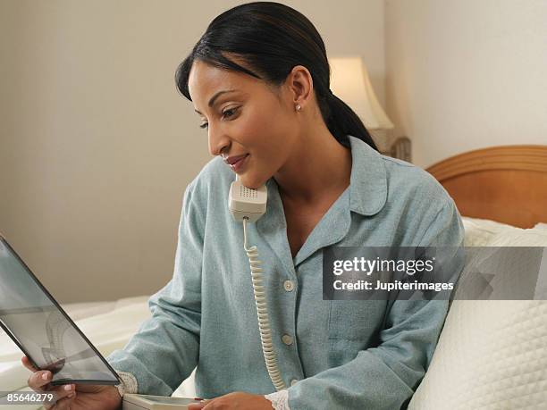 woman looking at menu - servizio in camera foto e immagini stock