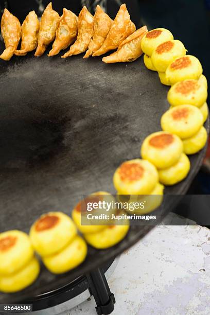 aloo tikka and samosa - ポテトケーキ ストックフォトと画像