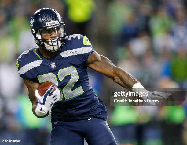 Running back Chris Carson of the Seattle Seahawks rushes against the Indianapolis Colts in the third quarter of the game at CenturyLink Field on...