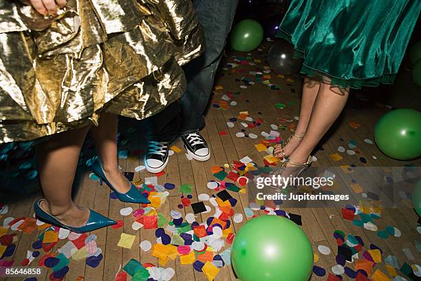 teenagers at prom - prom dress stockfoto's en -beelden