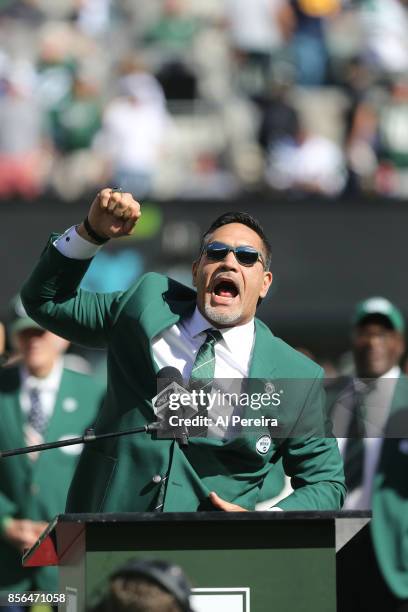 Former New York Jets Center Kevin Mawae is inducted into the teams Ring of Honor at halftime of the Jacksonville Jaguars vs New York Jets game at...